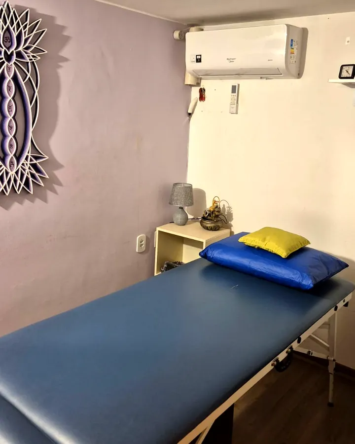 Sala 3 Ametista: Acolhedora e silenciosa, feita para o trabalho na maca.