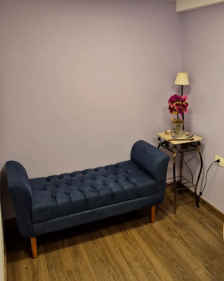 Sala Azurita com divã estofado e abajur