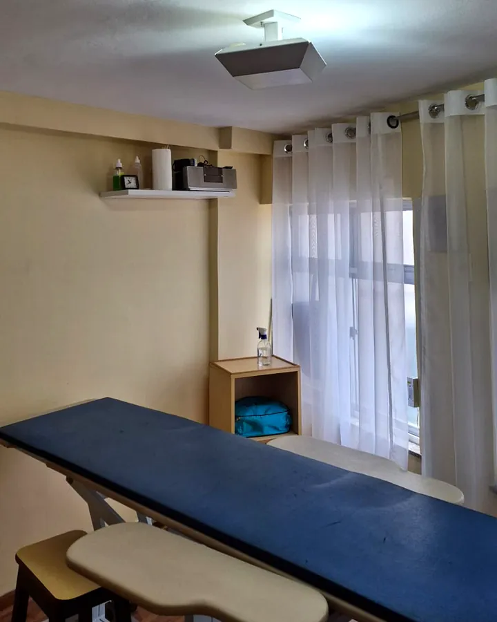 Sala Hematita com janela e maca