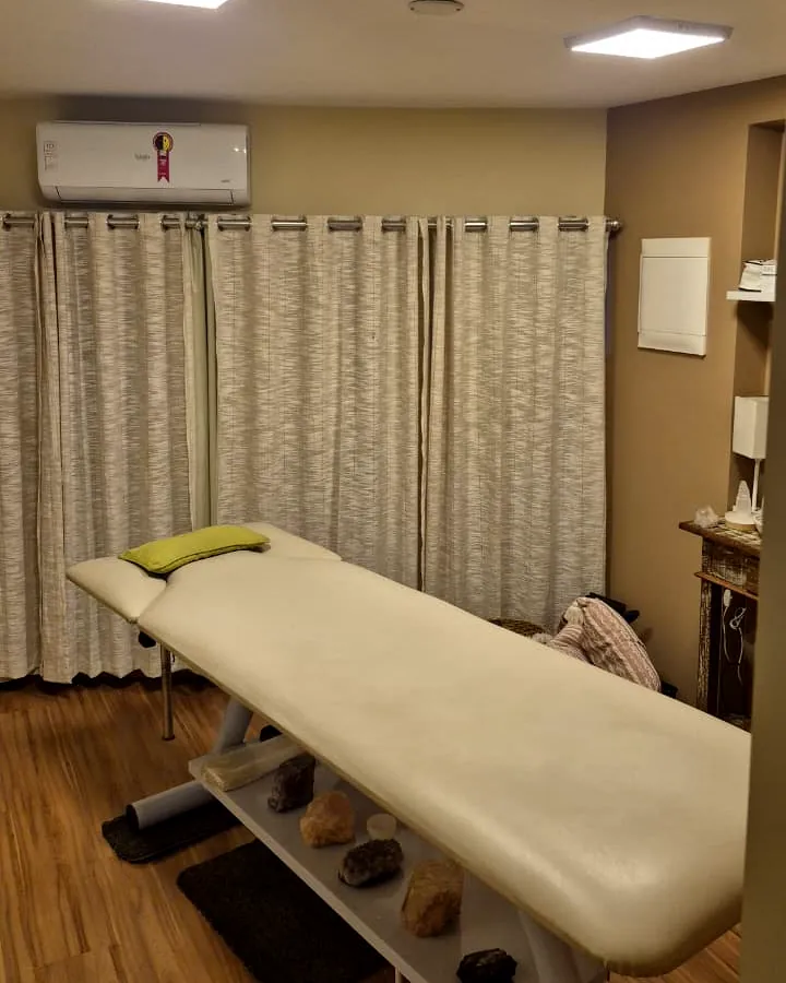 Sala 6 Lápis-lazúli: A maior sala de atendimento, com maca e espaço livre.