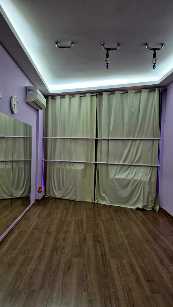 Sala Sodalita: salão livre com parede de espelho e luz em LED