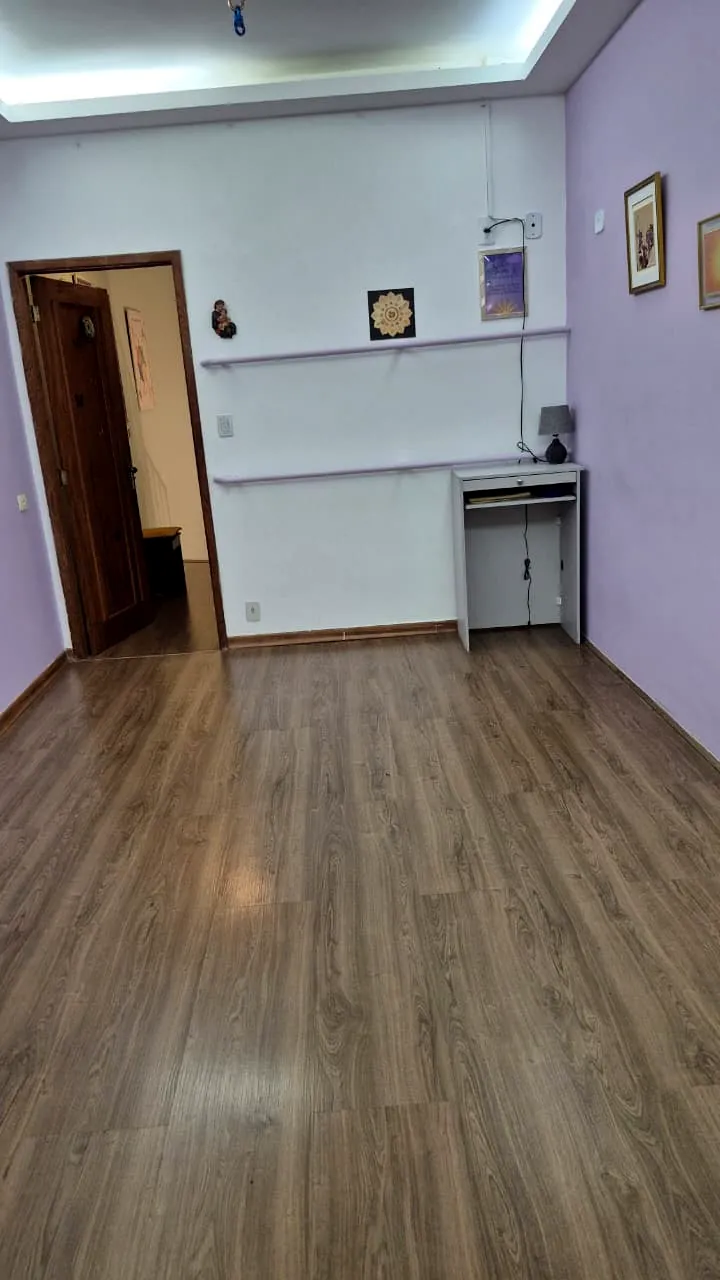 Sala Sodalita vista da entrada, com piso em madeira